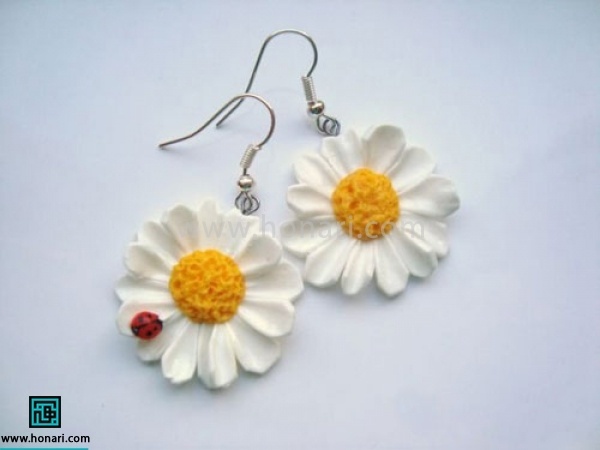 آموزش گوشواره خمیری با طرح گل-مرحله 7 در مرحله آخر خمیر را طبق دستور پخت نوشته شده بر روی جعبه ، حرارت میدهیم شما میتونید سایرآموزش ساخت عروسک خمیریبا خمیر فیمو را نیز مشاهده کنید