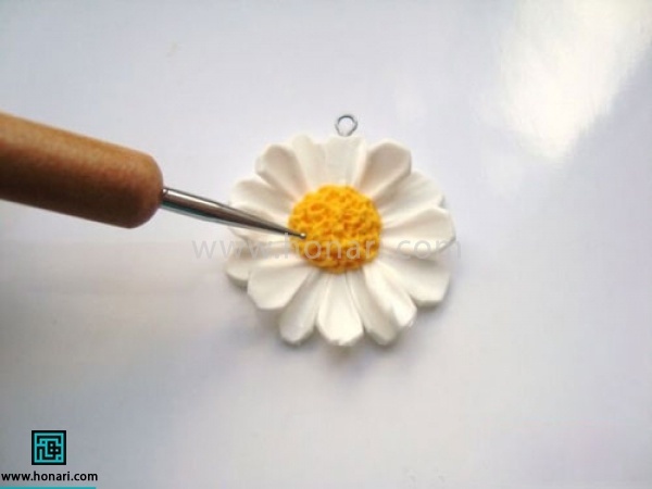 آموزش گوشواره خمیری با طرح گل-مرحله 6 برای مشخص کردن پرچ گل ، مرکز آن را با نوک قلمبه شکل زیر در می آوریم