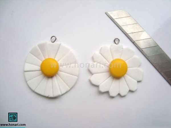 آموزش گوشواره خمیری با طرح گل-مرحله 4 با استفاده از تیغه کاتر برای نشان دادن گلبرگ ها برش ظریفی مانند تصویر بر روی قسمت سفیدرنگ میزنیم. سپس دور گلبرگ ها را در صورت دلخواه برش میزنیم