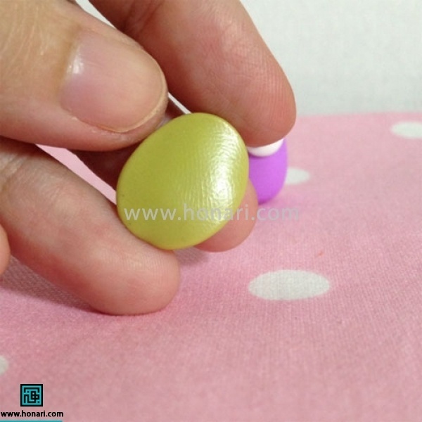 آموزش عروسک خمیری جغد-مرحله 4 با استفاده از دو دایره کوچک سفید ، چشم درست میکنیم