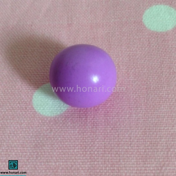 آموزش عروسک خمیری جغد-مرحله 2 برای بدن عروسک خمیری جغد از رنگ بنفش استفاده میکنیم. آن را یه شکل توپ در می آوریم