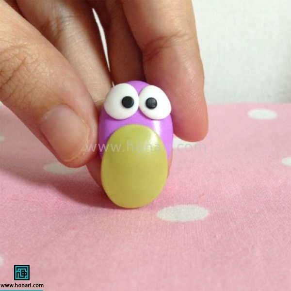 آموزش عروسک خمیری جغد-مرحله 9 بر روی بدن ، زیر چشم آنرا قرار می دهیم