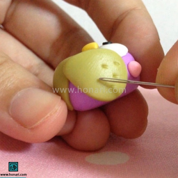 آموزش عروسک خمیری جغد-مرحله 18 با استفاده از انتهای سوزن روی بال ها و قسمت جلویی بدن ، بافتی ایجاد میکنیم