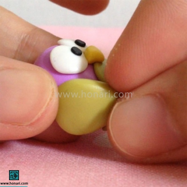 آموزش عروسک خمیری جغد-مرحله 15 آنها را در کنار بدن قرار میدهیم