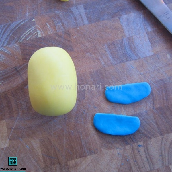 آموزش عروسک خمیری مینیون-مرحله 2 دو نیم دایره آبی درست میکنیم