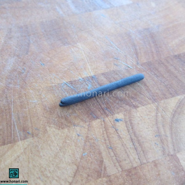 آموزش عروسک خمیری مینیون-مرحله 11 رول باریک و بلند مشکی درست میکنیم