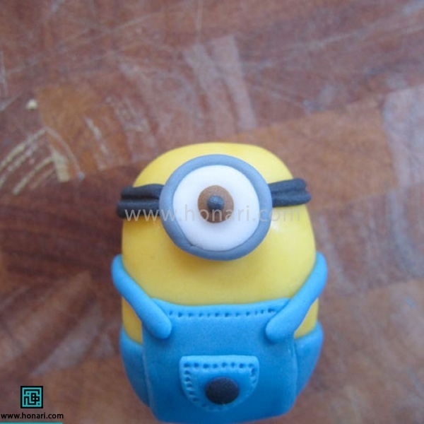 آموزش عروسک خمیری مینیون-مرحله 14 دایره کوچک قهوه ای و مشکی درست کرده و مانند تصویر در مرکز چشم قرار میدهیم