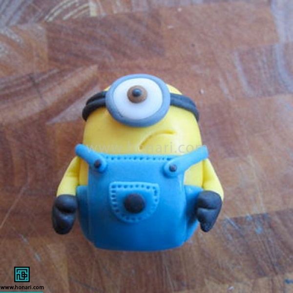 آموزش عروسک خمیری مینیون-مرحله 19 حالت دهان را با ابزار و یا خلال دندان بر روی صورت ایجاد میکنیم