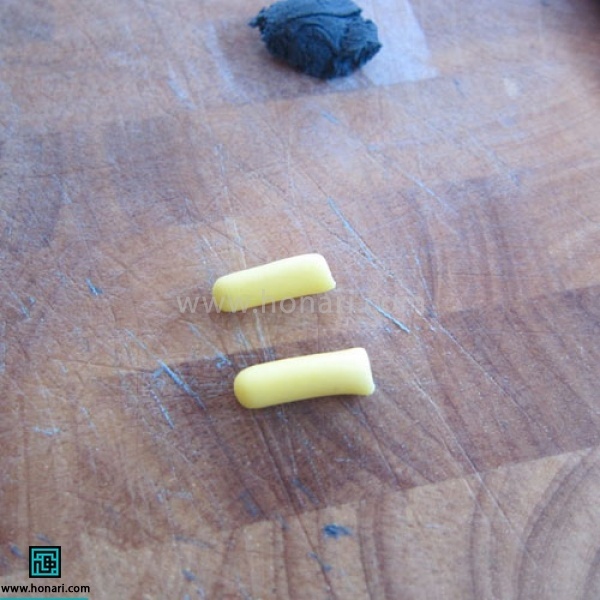 آموزش عروسک خمیری مینیون-مرحله 16 حال با استفاده از خمیر زرد ، دو رول کوتاه و کمی قطور برای دست ها درست میکنیم