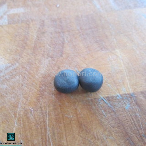 آموزش عروسک خمیری مینیون-مرحله 20 دو عدد دایره مشکی درست کرده در کنار هم میچسبانیم