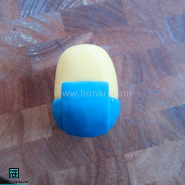 آموزش عروسک خمیری مینیون-مرحله 6 آنرا از جلو به عقب بدنه متصل میکنیم