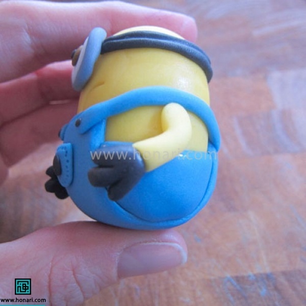 آموزش عروسک خمیری مینیون-مرحله 18 دست ها را در کنار بدن وصل میکنیم