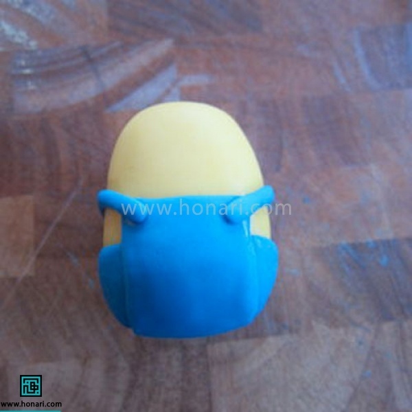 آموزش عروسک خمیری مینیون-مرحله 8 آنها را از گوشه یبالایجلو شلوار به گوشه بالای پشت شلوار وصلمیکنیم . این کار برای هر دو سمت انجام میدهیم