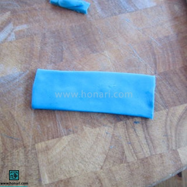 آموزش عروسک خمیری مینیون-مرحله 5 یک مستطیل دراز و باریک آبی به عنوان شلوار درست میکنیم