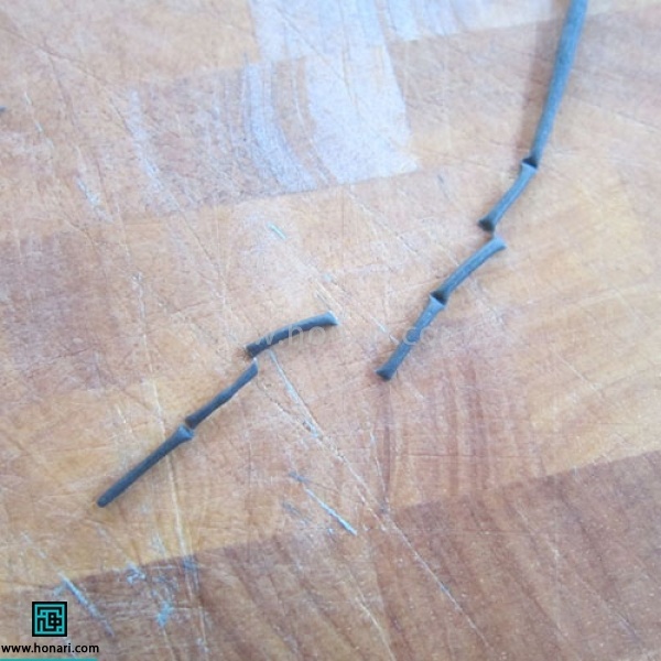 آموزش عروسک خمیری مینیون-مرحله 22 رول باریک و بلندمشکی درست میکنیم. انها را به تکه های مساوی برش میزنیم