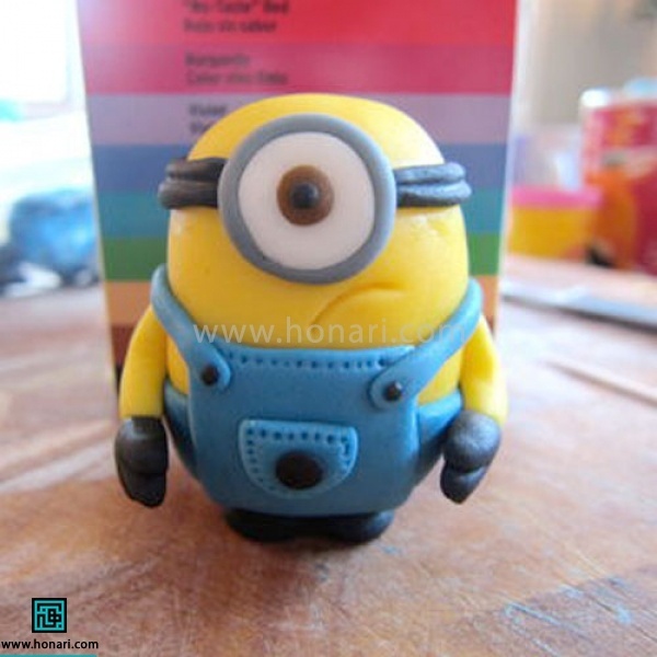 آموزش عروسک خمیری مینیون-مرحله 21 در زیر بدن به عنوان پاها قرار میدهیم