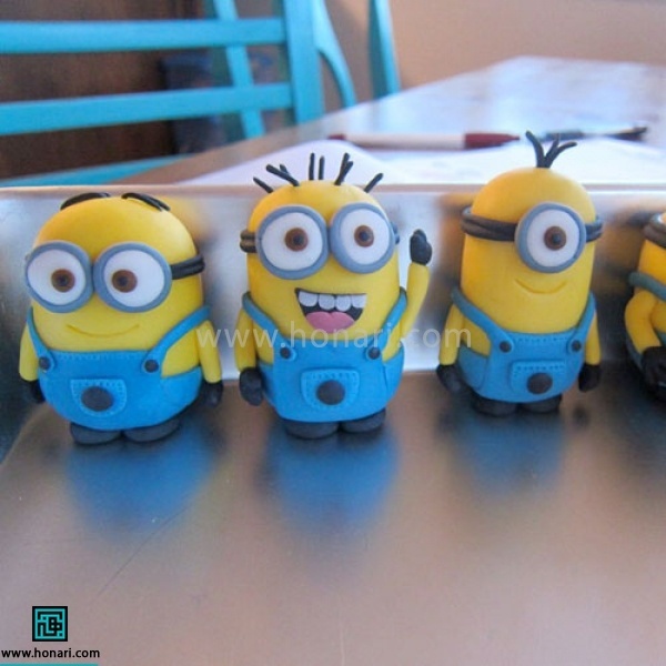 آموزش عروسک خمیری مینیون-مرحله 24 در پایان ، طبق دستور نوشته شده بر روی جعبه خمیر ، آن را حرارت میدهیم. شما میتونید سایر آموزش ساخت عروسک خمیری را در سایت مشاهده کنید