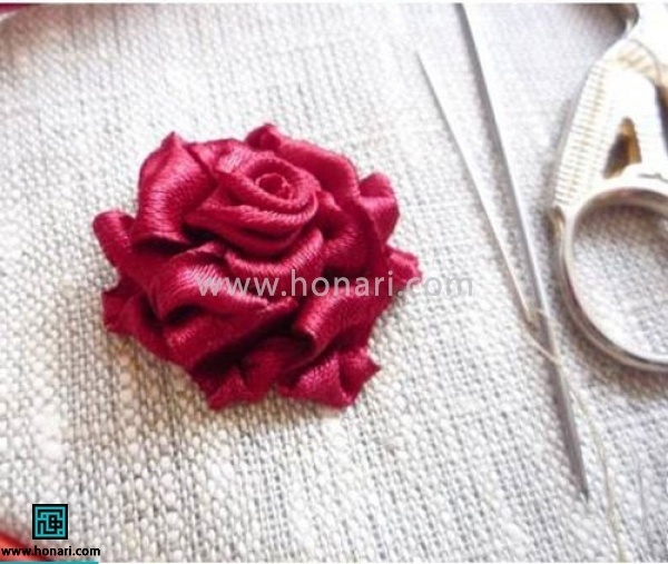 آموزش گل رز روبان دوزی -مرحله 14 گلبرگ های این ردیف را کمی برجسته تر کنید