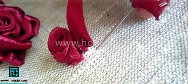 آموزش گل رز روبان دوزی -مرحله 7 با کمی فاصله دوباره روبان را در پارچه فرو کنید