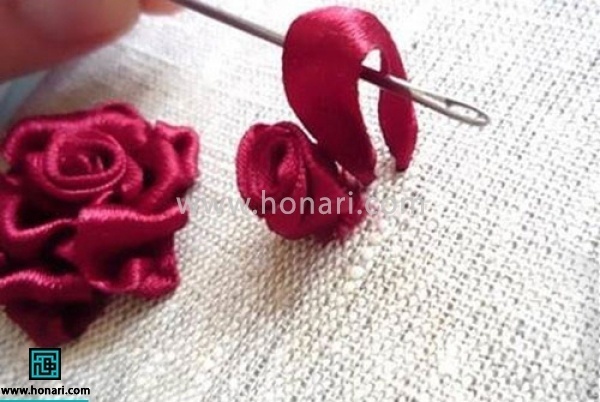 آموزش گل رز روبان دوزی -مرحله 3 با نخ و سوزن به غنچه کوک میزنیم تا از هم باز نشود