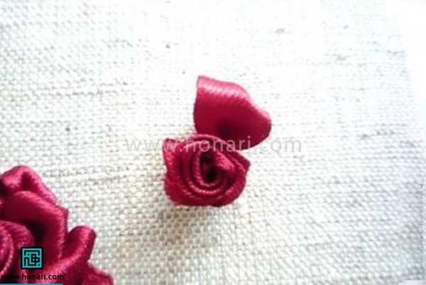 آموزش گل رز روبان دوزی -مرحله 9 همینطور که در تصویر مشاهده میکنید یک گلبرگ برجسته شکل گرفته است