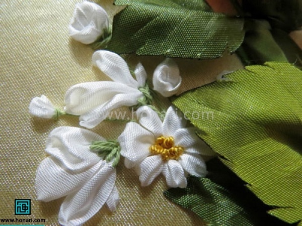 آموزش دوخت شلال 2 روبان دوزی-مرحله 5 گل زیبای روبان دوزی شده ای با دوختی اسان شکل میگیرد