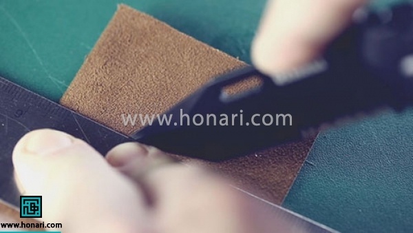 اموزش دوخت کاور چرمی کلید-مرحله 2 سپس با استفاده از کاتر ، قسمت های اضافه چرم را برش میزنیم