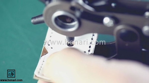 اموزش دوخت کاور چرمی کلید-مرحله 6 محل عبور حلقه کلید رو همبا استفاده از سمبه سایز سه سوراخ میکنیم