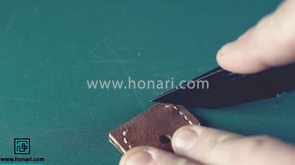 اموزش دوخت کاور چرمی کلید-مرحله 10 گوشه های بالایی کاور را با استفاده از کاتر برش میدهیم
