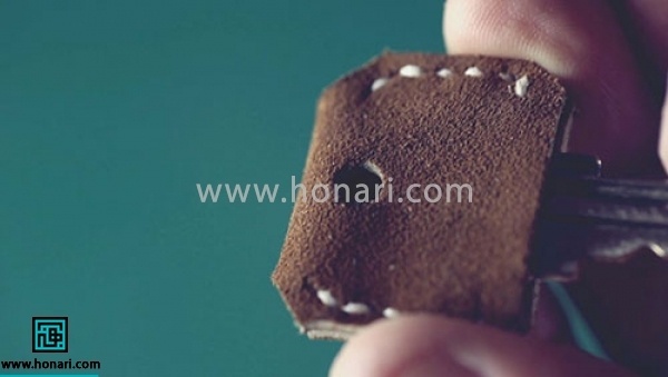 اموزش دوخت کاور چرمی کلید-مرحله 13 حلقه ی جاکلیدی رو هم می تونیم از این قسمت رد کنیم.