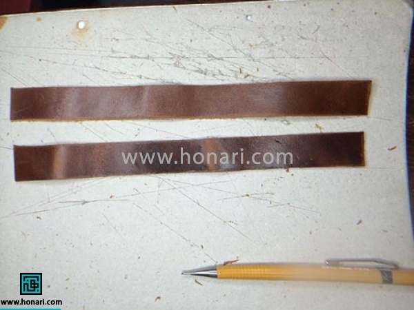 اموزش ساخت بند ساعت چرم-مرحله 1 مواد و ابزار اولیه مورد نیازبرای شروعآموزش چرم دوزی : چرم بزی قهوه ای سوخته ،آستر جورابگیر قهوه ای ، نخ کرد موم زده ، سگک ، چسب آهن ، سوراخ کن دستی ، سوزن ، کاتر سربی ، قیچی چرم برای شروع دو عدد نوار چرمی به طول( بسته به اندازه ی مچ دست) وعرض دلخواه ( بستگی به اندازه ی ساعت) آماده میکنیم . بهتر است برای این کار از چرم نازک ( چرم بزی)استفاده شود و یا اگر ضخیم است قبل از شروع کار آن را لویس(نازک کردن) کنید