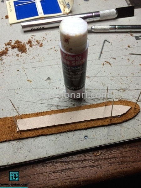 اموزش ساخت بند ساعت چرم-مرحله 5 جورابگیر را در جای خود میچسبانیم