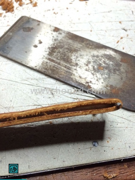 اموزش ساخت بند ساعت چرم-مرحله 6 سپس مجددا نوار را تا کرده و پین بند ساعت را در جای خود قرار میدهیم