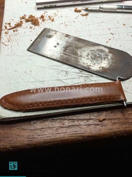 اموزش ساخت بند ساعت چرم-مرحله 7 در نهایت شروع به دوختن دور بند میکنیم . بهتر است از دوخت دو سوزنه استفاده کنید.