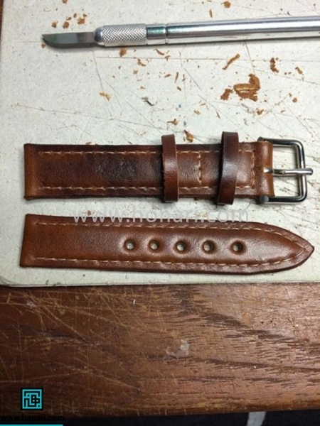 اموزش ساخت بند ساعت چرم-مرحله 13 بند ساعت چرم دوزی آماده است. در صورت دلخواه میتوانید از رنگ لبه چرم نیز برای لبه ها استفاده کنید