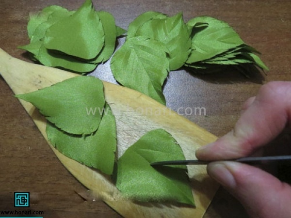 برگ ÙØ§ را رÙÛ ÛÚ© ØªØ®ØªÙ Ø¨Ú¯Ø²Ø§Ø±ÛØ¯ ٠با ÚØ§Ù٠رÙÛ Ø¨Ø±Ú¯ خط بÛÙØ¯Ø§Ø²Ûد. برگ اÛ٠تابÙÙ ÙÛØ² اÙ
اد٠شد