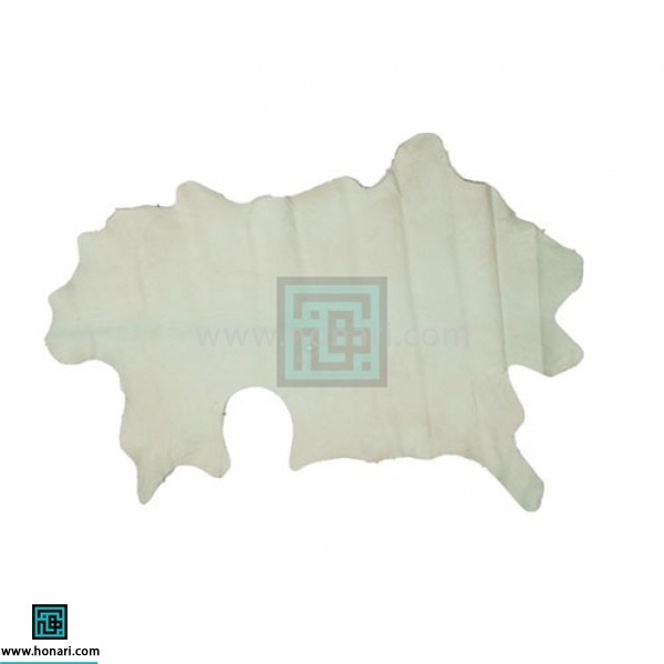 اموزش شناخت انواع چرم-مرحله 2 چرم گوسفندی: چرمی زیبا، با قیمت مناسب می‌باشد و دوام خوبی دارد. تراکم الیاف آن به نسبت سایر چرمها کم است سطح آن مانند چرم گاوی صاف است، لطافت و سبکی آن باعث گردیده که بصورت عمده در لباس و دستکش مورد استفاده قرار گیرد. انواع کیفی آن نیز جهت تهیه کیف های زنانه تولید می شود