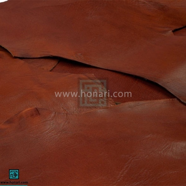 اموزش شناخت انواع چرم-مرحله 1 چرم گاوی: این نوع چرم دارای الیاف متراکم است به همین دلیل مقاومت بالایی دارد، سطح آن صاف و در اصطلاح بدون گرین می باشد، بر اساس مورد مصرف به صورت نرم و خشک در ضخامت های متفاوت ارائه می شود کاربرد عمومی آن در تهیه کفش و انواع کیف گاها در تهیه لباس و دستکش هم از آن استفاده می گردد