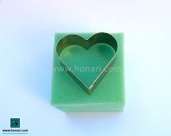 آموزش ساخت قلب با الیاف کچه دوزی-مرحله 2 قالب را بر روی فوم و یا فرچه کچه دوزی قرار داده .