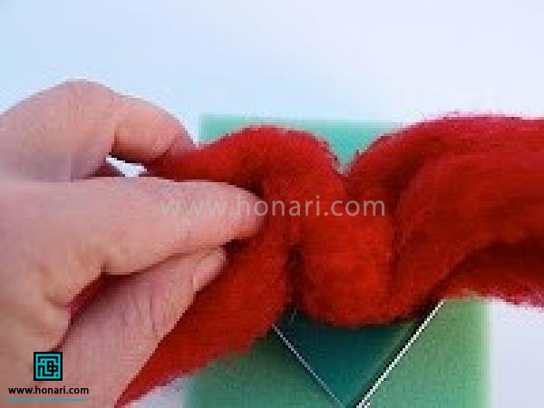 آموزش ساخت قلب با الیاف کچه دوزی-مرحله 3 با توجه به تصویر قالب را از قسمت دالبر قلب با الیاف شروع به پرکردن می کنیم