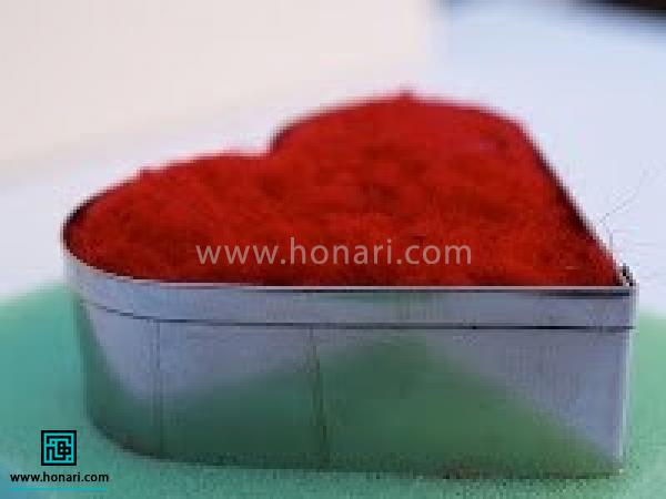 آموزش ساخت قلب با الیاف کچه دوزی-مرحله 5 قالب را با انگشت شست و اشاره دست چپ و سوزن را با دست راست نگهدارید، با استفاده از سوزن مخصوص بر روی الیاف ضربه می زنید( سوزن می زنید)،با توجه به طرح قلب فشاری که وارد می کنید یکسان باشد،الیاف متراکم می شوند