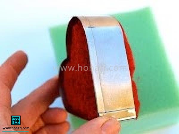 آموزش ساخت قلب با الیاف کچه دوزی-مرحله 6 وقتی سوزن زدن یک سمت تمام شد، قالب را با الیاف درون آن به سمت دیگر برمی گردانید و شروع به سوزن زنی می کنید تا زمانی که متراکم و یکنواخت شود