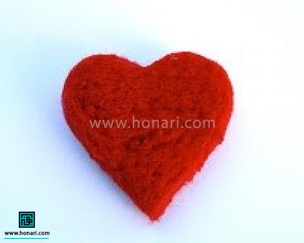 آموزش ساخت قلب با الیاف کچه دوزی-مرحله 7 بعد از آن که سوزن زدن دو طرف تمام شد.به آرامی از داخل قالب در اورده و اطراف آن را نیز کمی سوزن می زنید تا یکنواخت شود