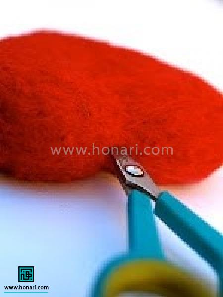 آموزش ساخت قلب با الیاف کچه دوزی-مرحله 8 اگر می خواهید برای آویزان کردن به آن ربان اضافه کنید، با استفاده از یک قیچی کوچک تیز سوراخ کوچکی در بالای آن ایجاد کرده