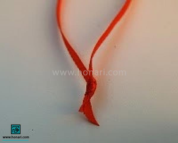 آموزش ساخت قلب با الیاف کچه دوزی-مرحله 9 ربان را بصورت حلقه در آوره و گره می زنید .