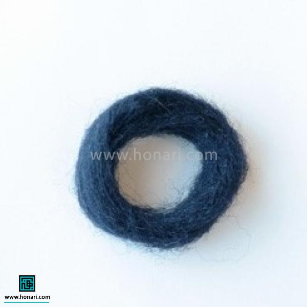 آموزش ساخت انگشتر با الیاف کچه دوزی-مرحله 3 الیاف را بین انگشت شست و اشاره قرار و رول می کنید تا الیاف به هم تابیده شوند