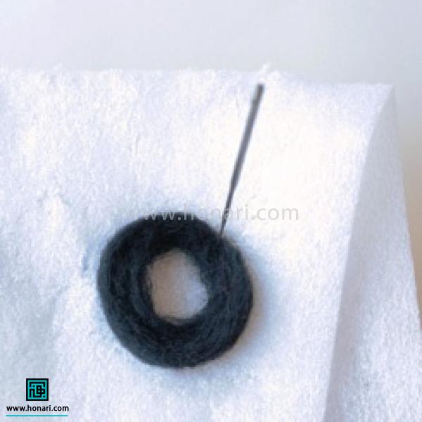 آموزش ساخت انگشتر با الیاف کچه دوزی-مرحله 4 حلقه ایجاد شده را روی فوم یا فرچه قرار داده و سوزن زنی می کنید سوزن را به صورت مستقیم بالا و پایین کنید .