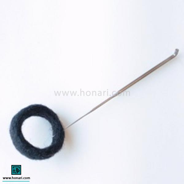 آموزش ساخت انگشتر با الیاف کچه دوزی-مرحله 5 به سوزن زدن ادامه می دهید تا زمانی که کاملا فشرده شود