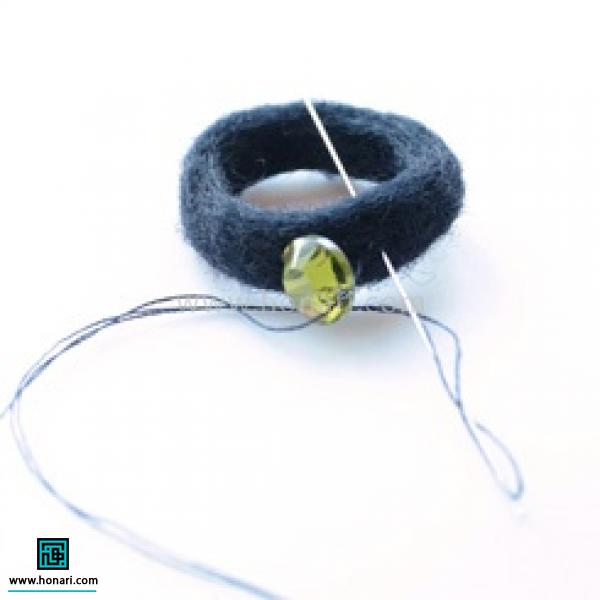 آموزش ساخت انگشتر با الیاف کچه دوزی-مرحله 6 سپس می توانید بر روی حلقه سنگ،نگین و...بدوزید