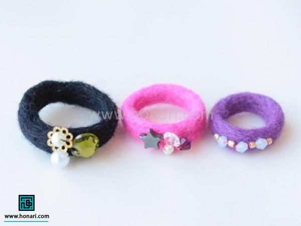 آموزش ساخت انگشتر با الیاف کچه دوزی-مرحله 7 انگشتر های ما آماده شده اند . اگر به هنر نمد دوزی و کچه دوز یعلاقه مند شده اید میتونید برای دیدن طرح های بیشتر اینجا کلیک کنید .